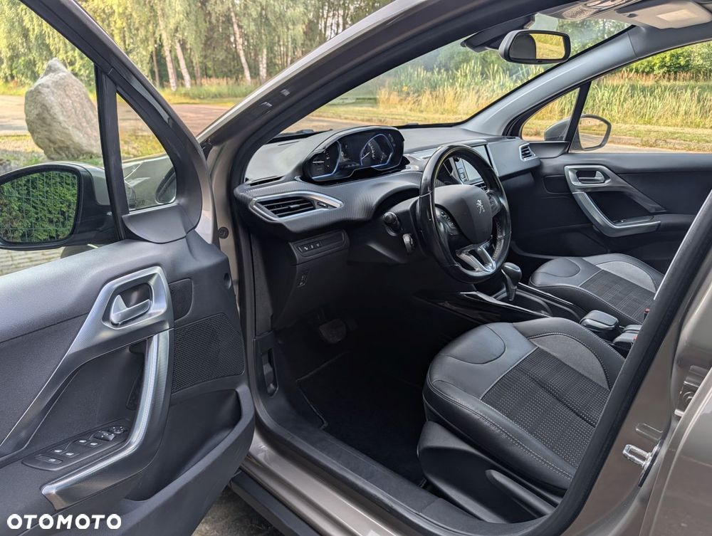 Peugeot 2008 1.2 Pure Tech Allure S&S - 16