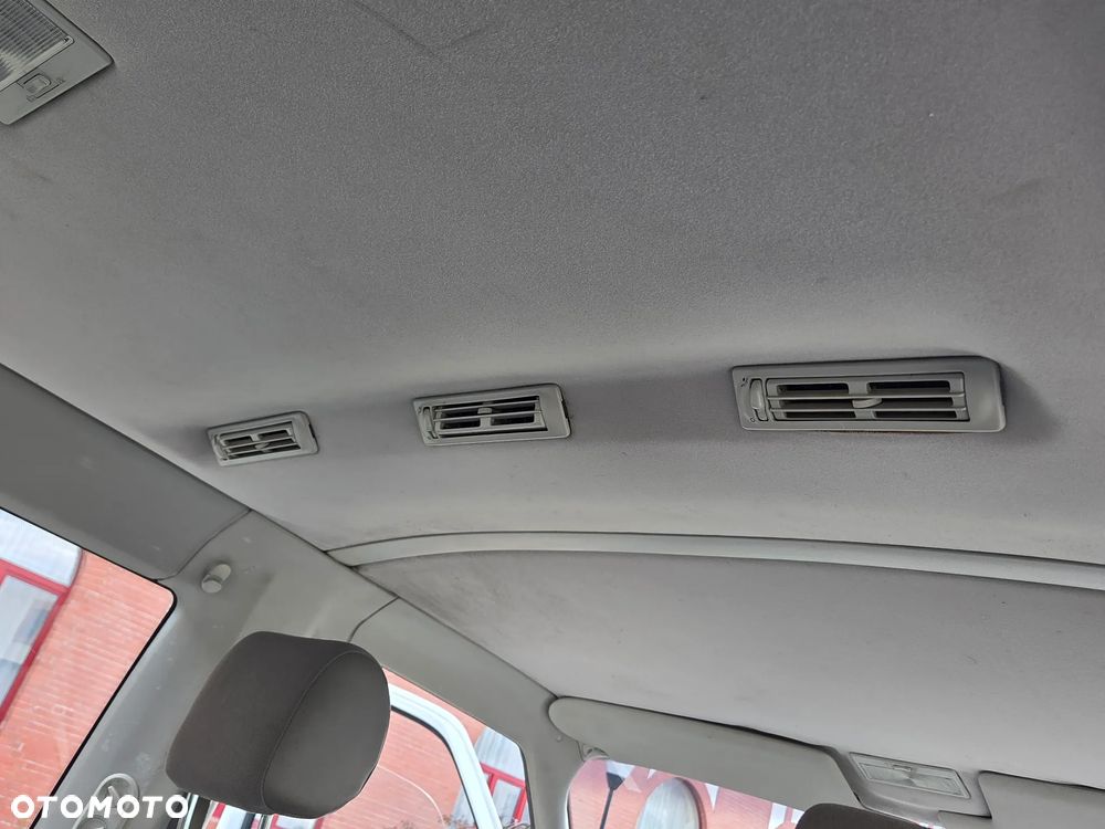 Volkswagen Caravelle - 27