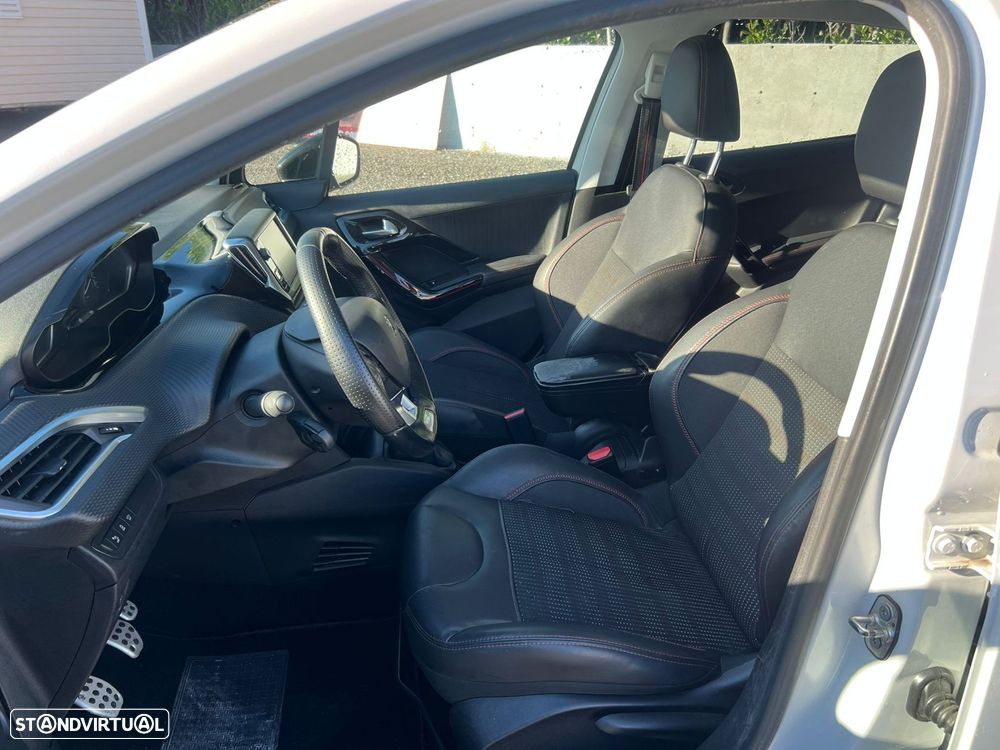 Peugeot 208 1.2 PureTech GT Line - 6