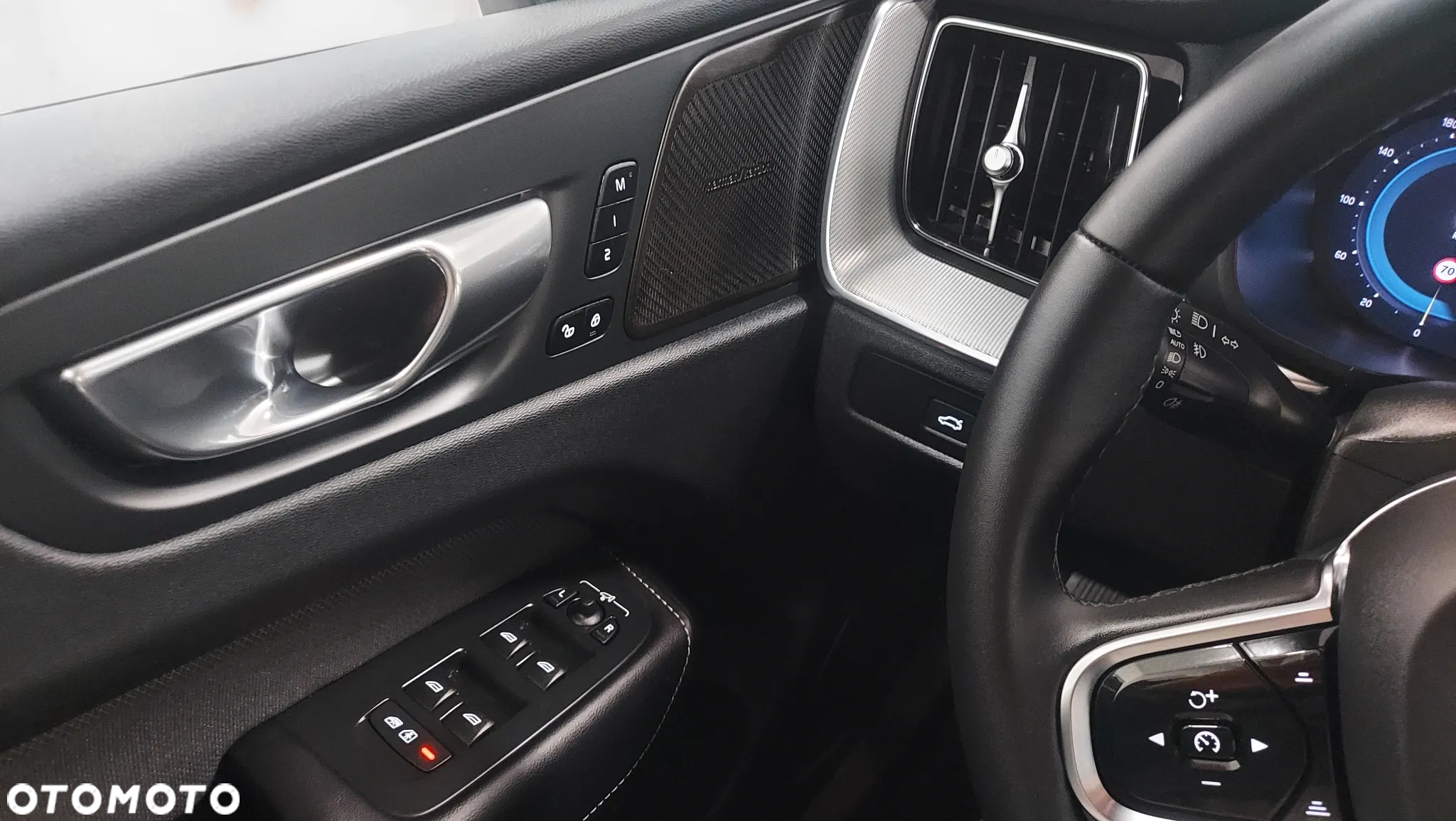Volvo XC 60 B4 D AWD Plus Dark - 32