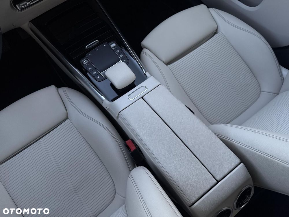 Mercedes-Benz GLA - 16