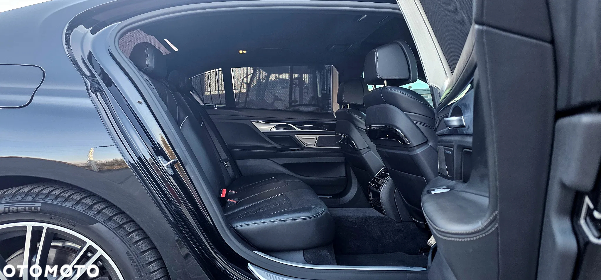 BMW Seria 7 750i xDrive - 37