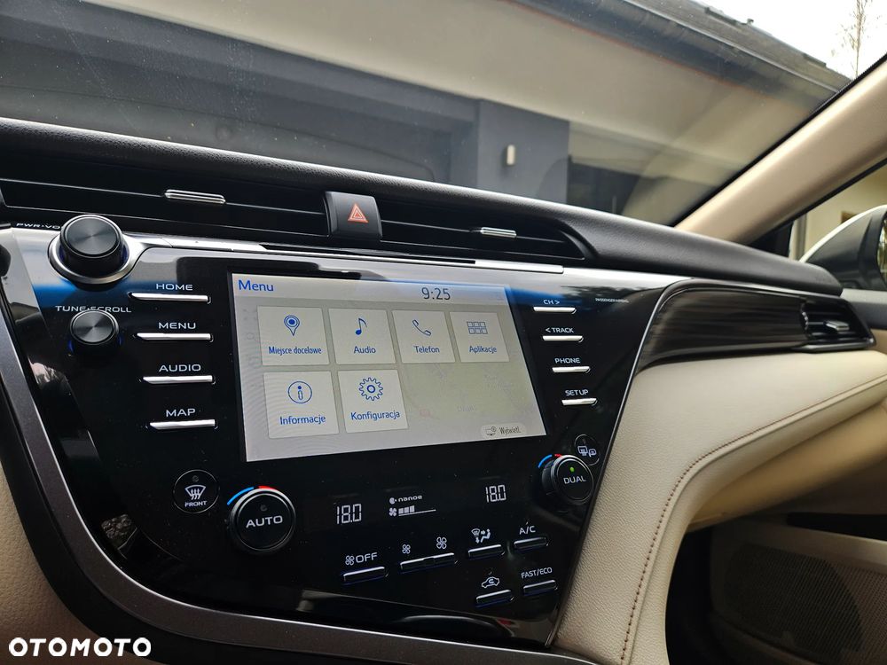 Toyota Camry 2.5 Hybrid Executive CVT - 32