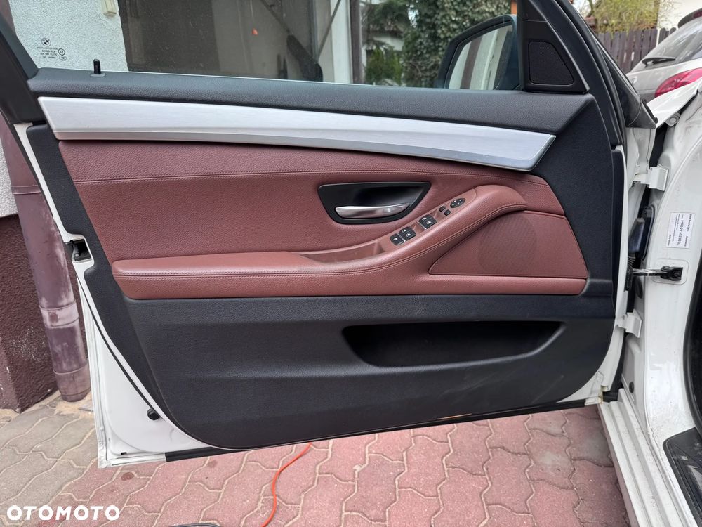 BMW Seria 5 525d xDrive - 24
