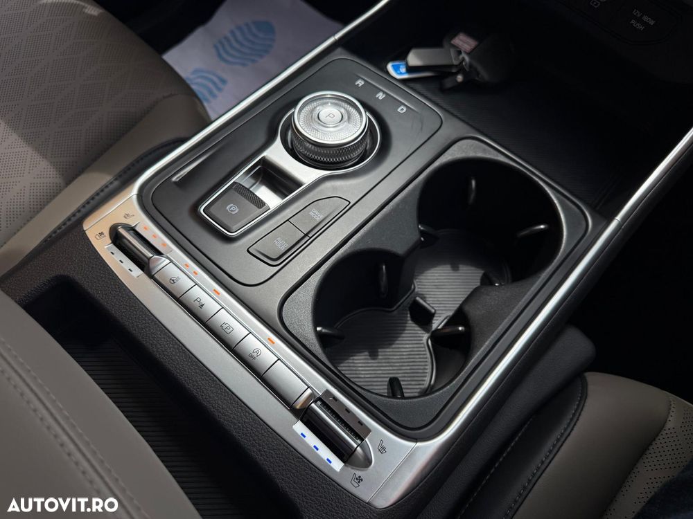 Kia Carnival - 12
