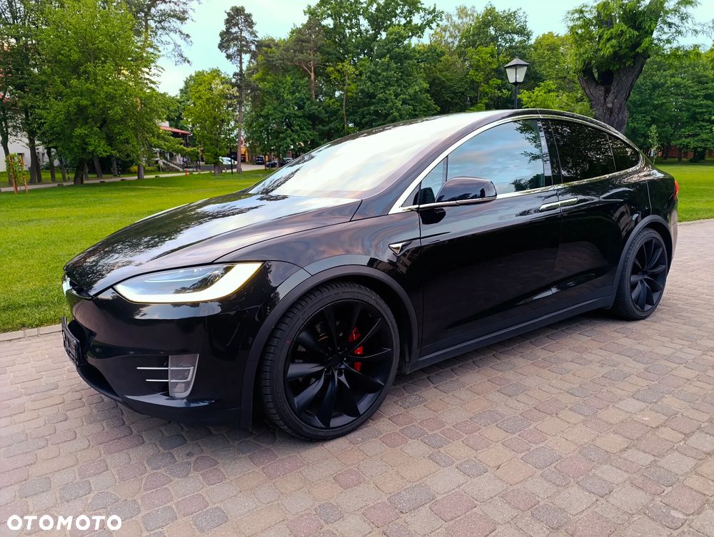 Tesla Model X - 25