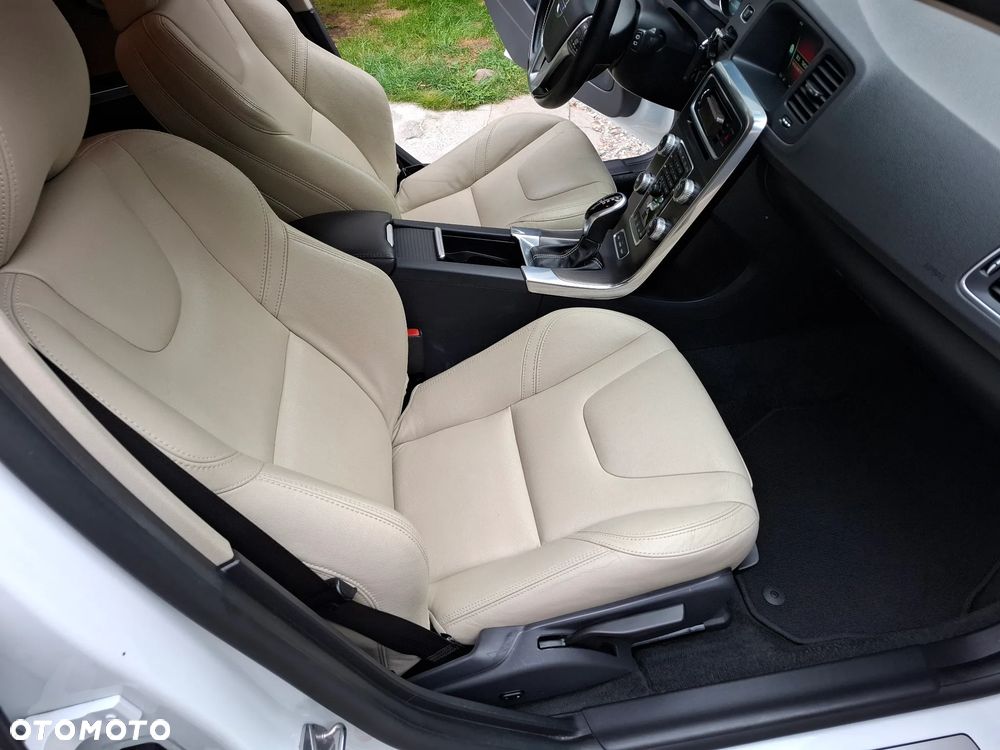 Volvo V60 D6 AWD Plug-in Hybrid Momentum - 11