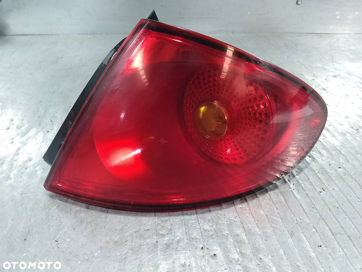 LAMPA TYLNA PRAWA SEAT TOLEDO III 5P5945096B  5P5945112 - 1