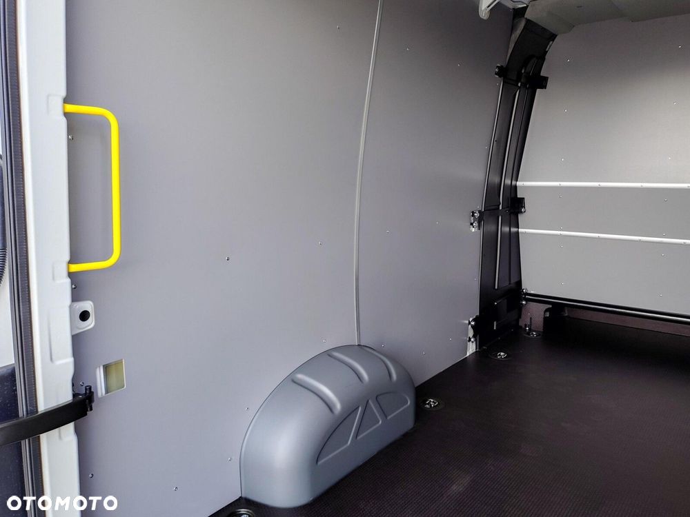 Volkswagen Crafter 35 Furgon, 2,0 TDI SCR 177KM,  6-bieg man., r.o: 4490 mm - 31