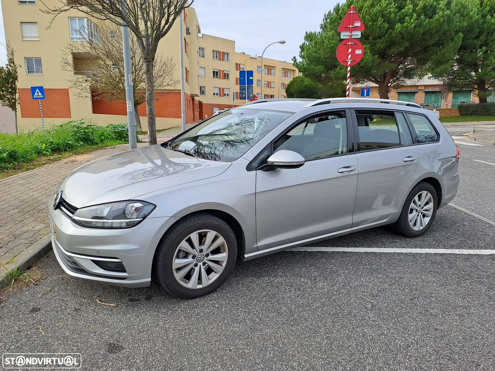 VW Golf Variant 1.6 TDi Highline DSG - 1