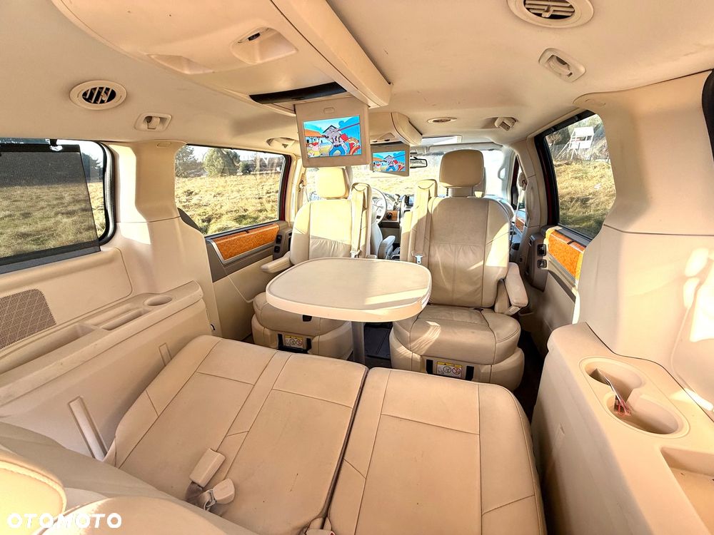 Chrysler Town & Country - 18