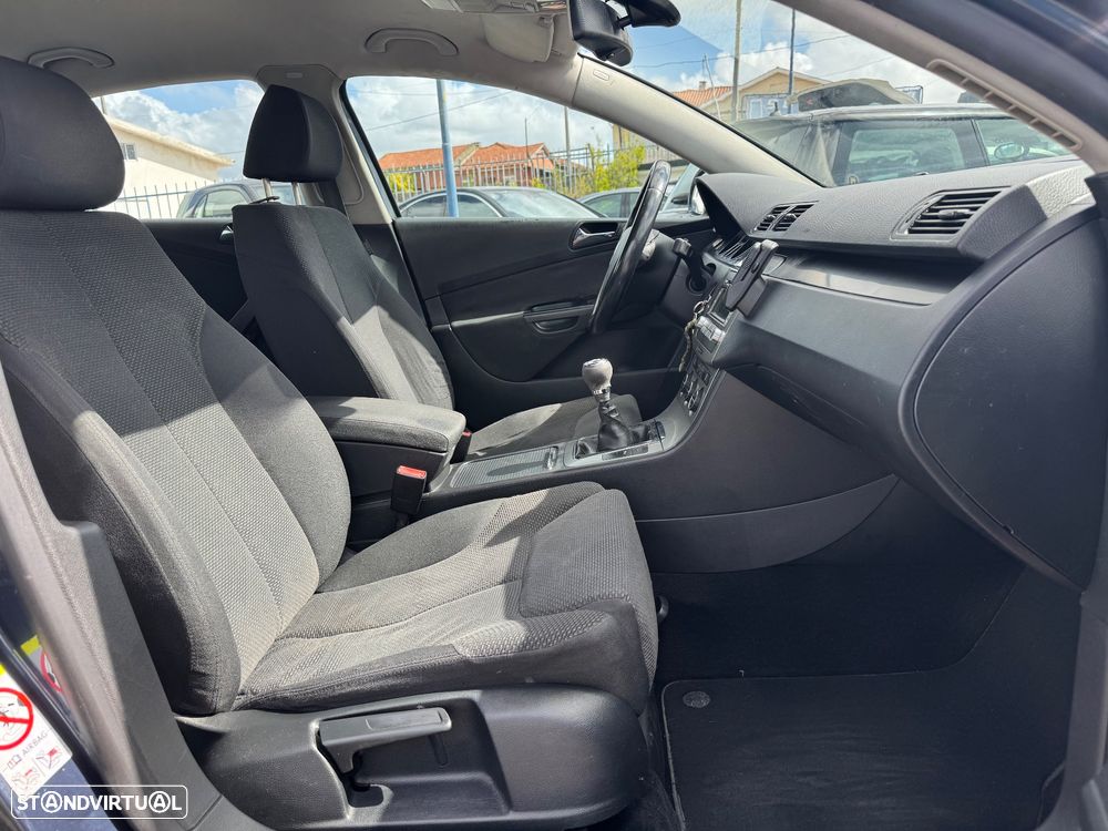 VW Passat 2.0 TDI Confortline - 29