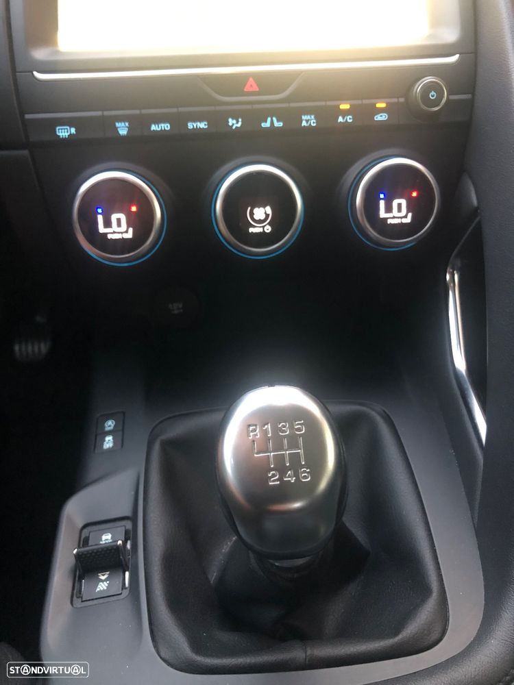 Jaguar E-Pace 2.0 i4D S - 14