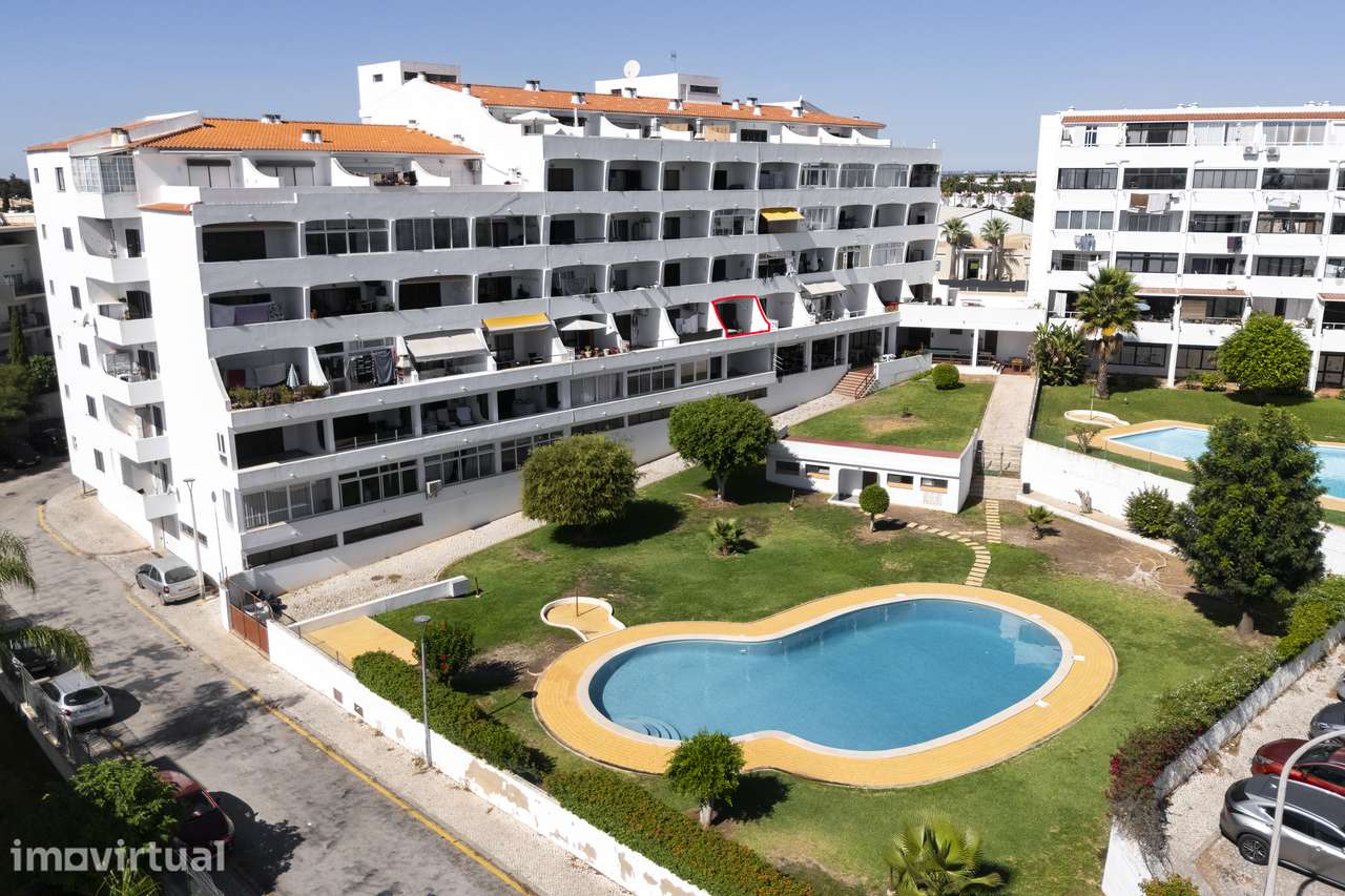 T1 com Garagem, Varanda e Vista Piscina – Frente ao Hospital Lusíadas - Grande imagem: 3/36