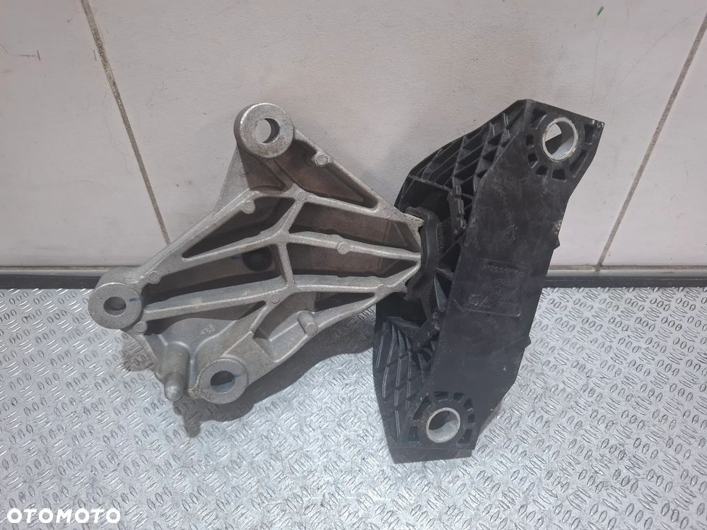 Łapa silnika Renault Clio IV Captur I nr 112844547R - 3