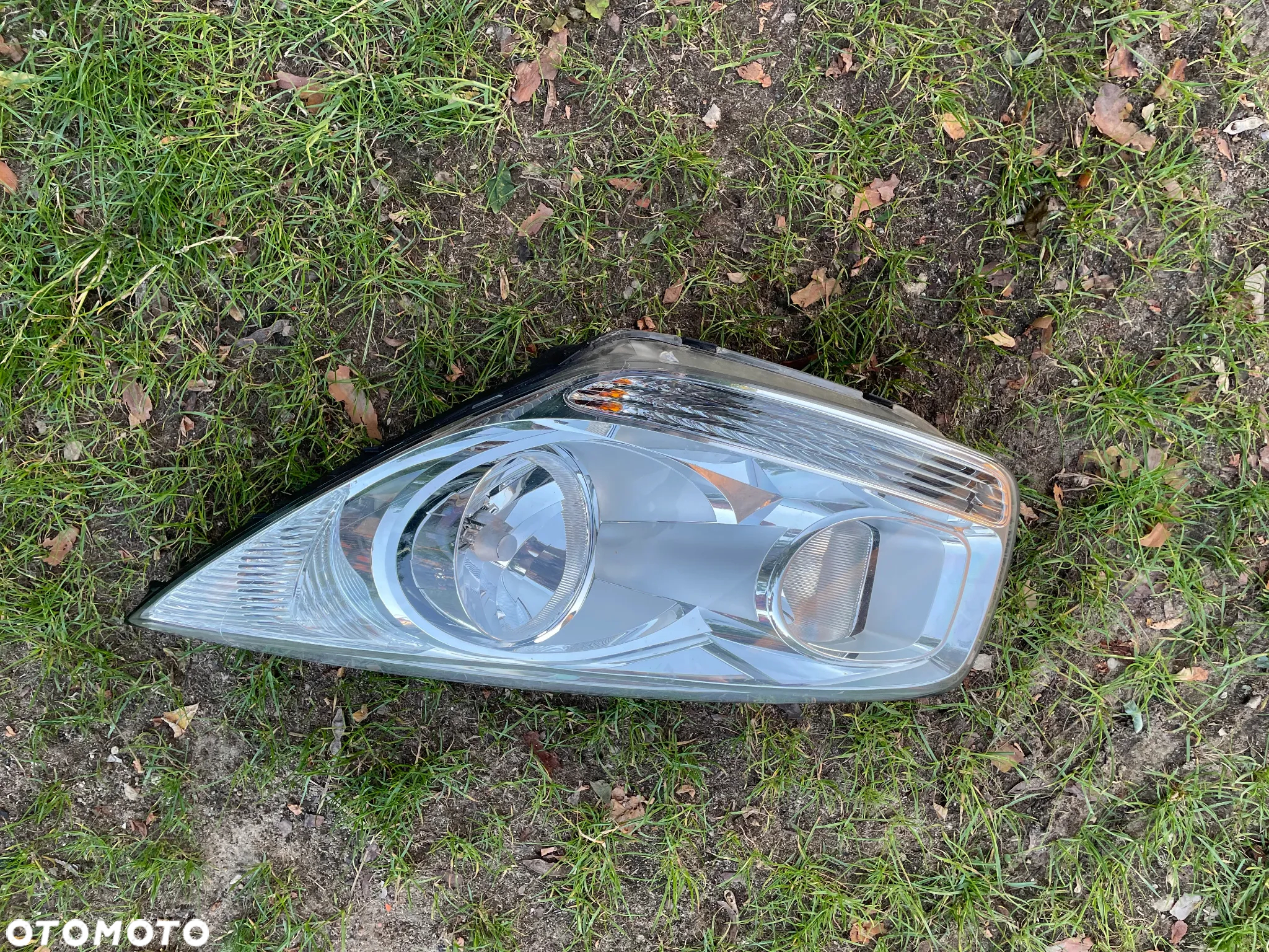 Lampa przednia prawa i lewa KIA VENGA - 2