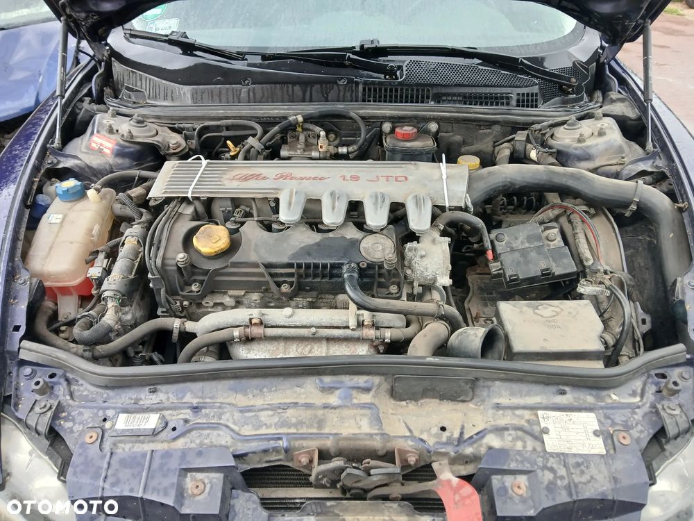 Alfa Romeo 147 lift 567/a maska pokrywa silnika klapa bagażnika zderzak lampa reflektor pas przedni stop lampy halogeny przeciwmgłowe odblaski grill atrapa znaczek - 6
