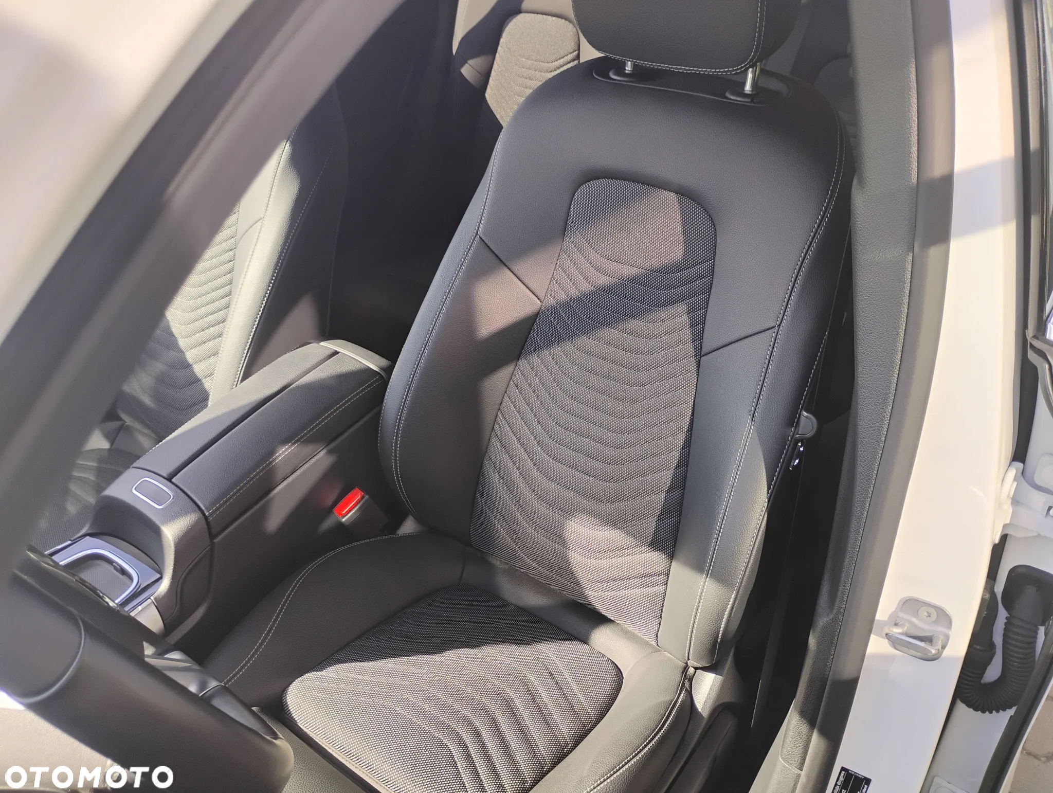 Mercedes-Benz GLB 200 Progressive 7G-DCT - 16