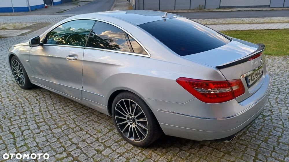 Mercedes-Benz Klasa E 200 CGI Coupe BlueEFFICIENCY Automatik Avantgarde - 14