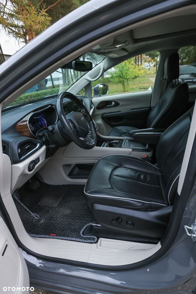 Chrysler Pacifica - 12