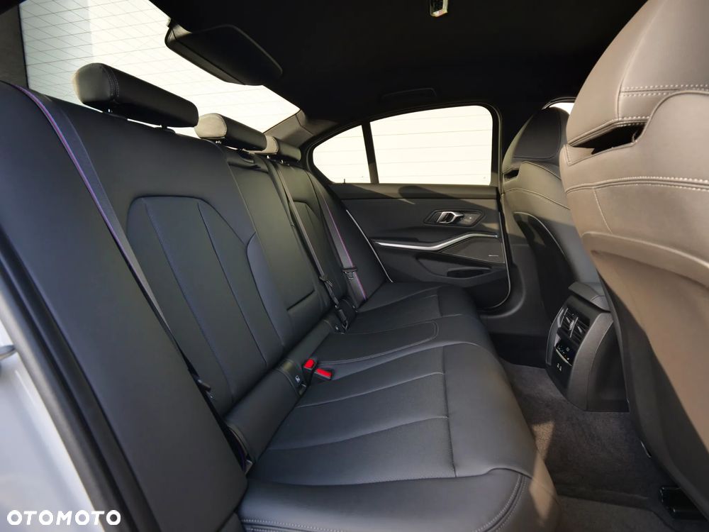 BMW Seria 3 330i xDrive M Sport sport - 32