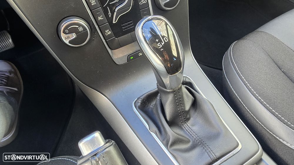Volvo V40 2.0 D2 Momentum Geartronic - 27