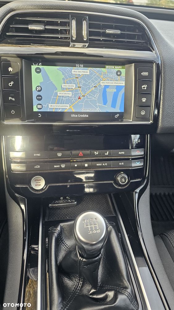 Jaguar XE - 19