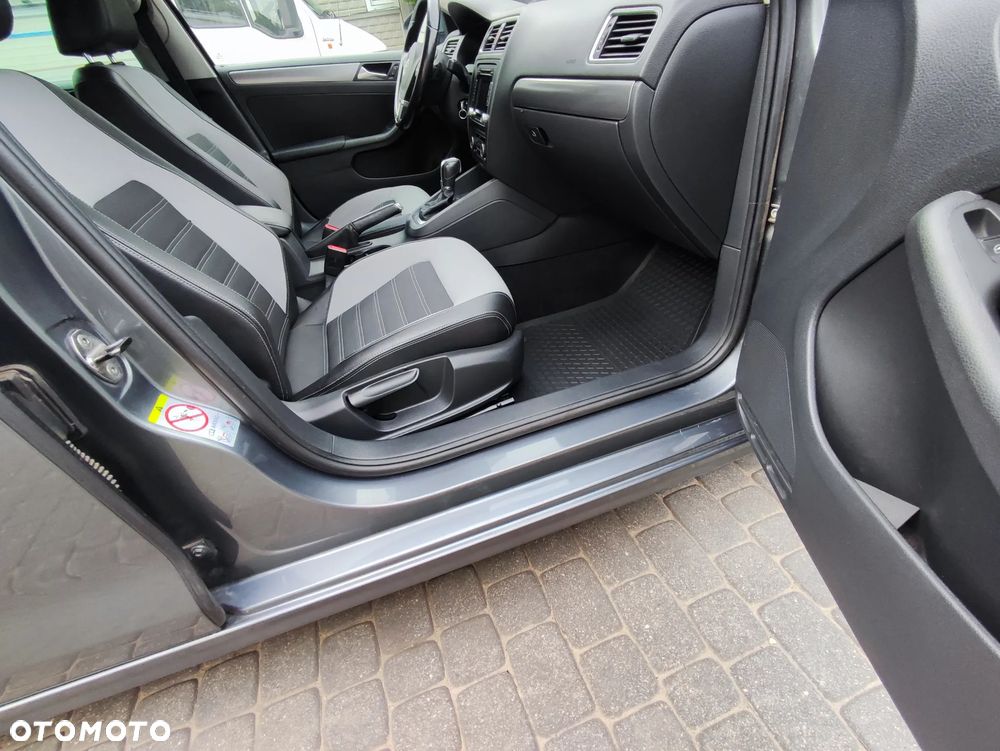 Volkswagen Jetta 2.0 TDI Highline DSG - 28