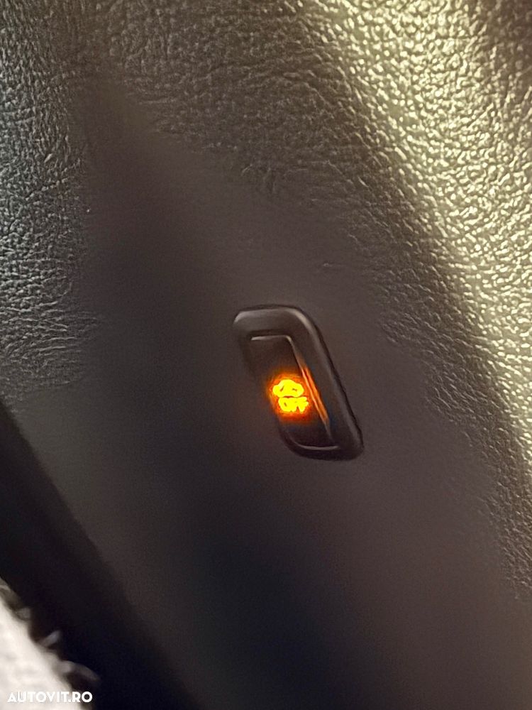 Volkswagen Touran 2.0 TDI DPF DSG Cross - 23