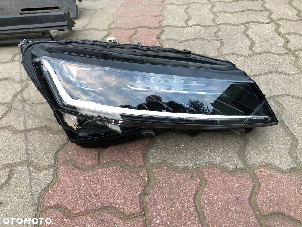 Prawa Skoda SuperB 3V1 III Lift CRYSTAL LIGHTING - 2