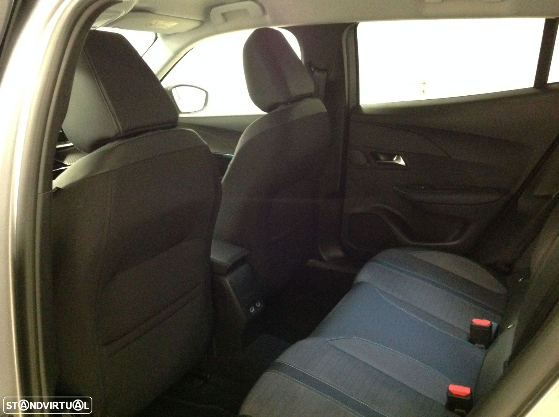 Peugeot 2008 1.2 PureTech Allure EAT8 - 29