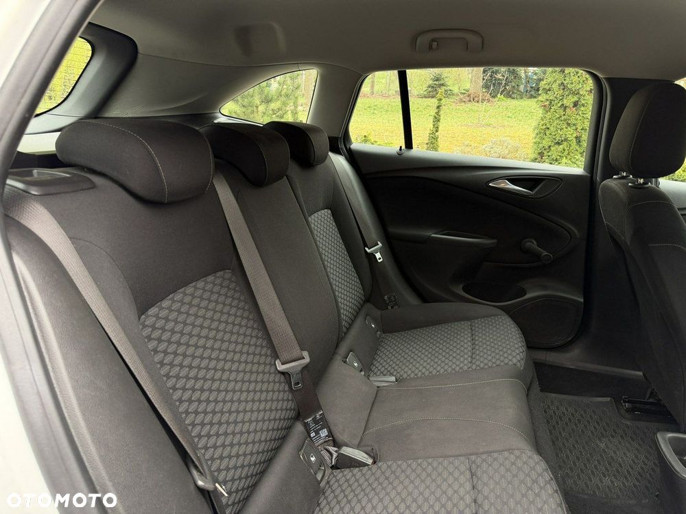Opel Astra 1.6 CDTI Essentia - 11