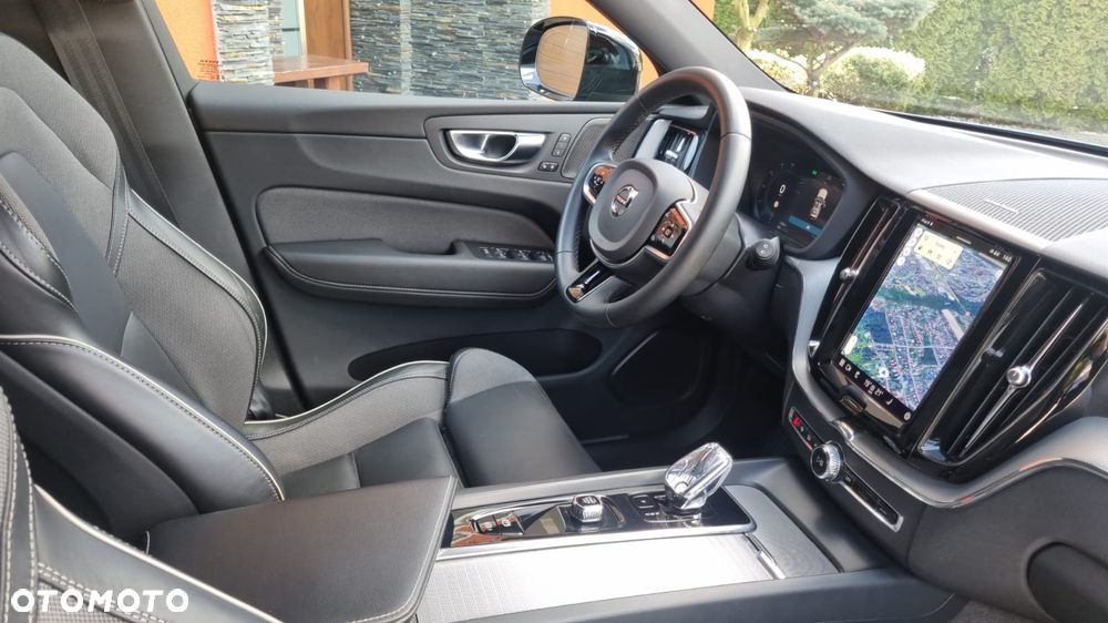 Volvo XC 60 B4 D AWD Plus Dark - 20