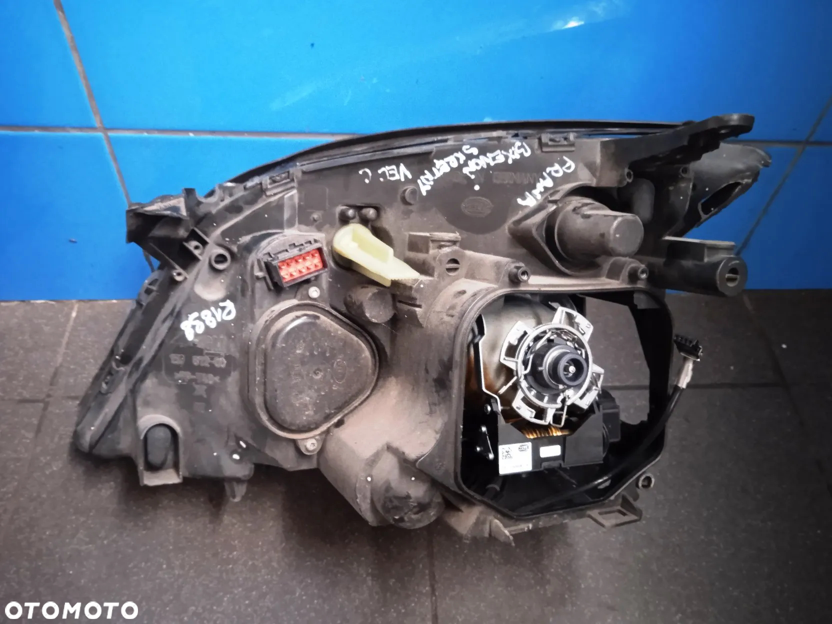Lampa prawa przednia Bixenon skrętny Opel Vectra C kombi 15987200 zbity klosz - 2