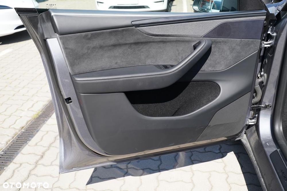 Tesla Y 83.1kWh Long Range AWD - 10