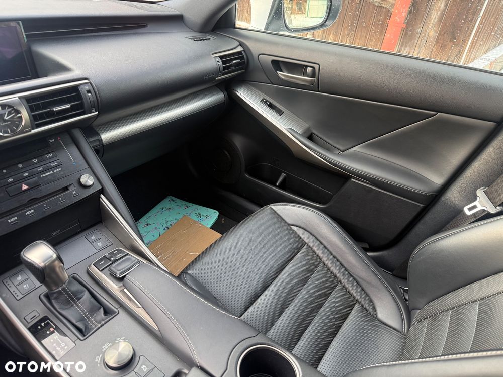 Lexus IS 300h F Sport Edition - 10