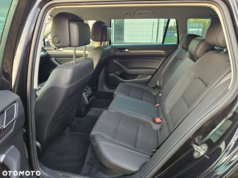 Volkswagen Passat Variant 2.0 TDI SCR 4Motion DSG Highline - 16
