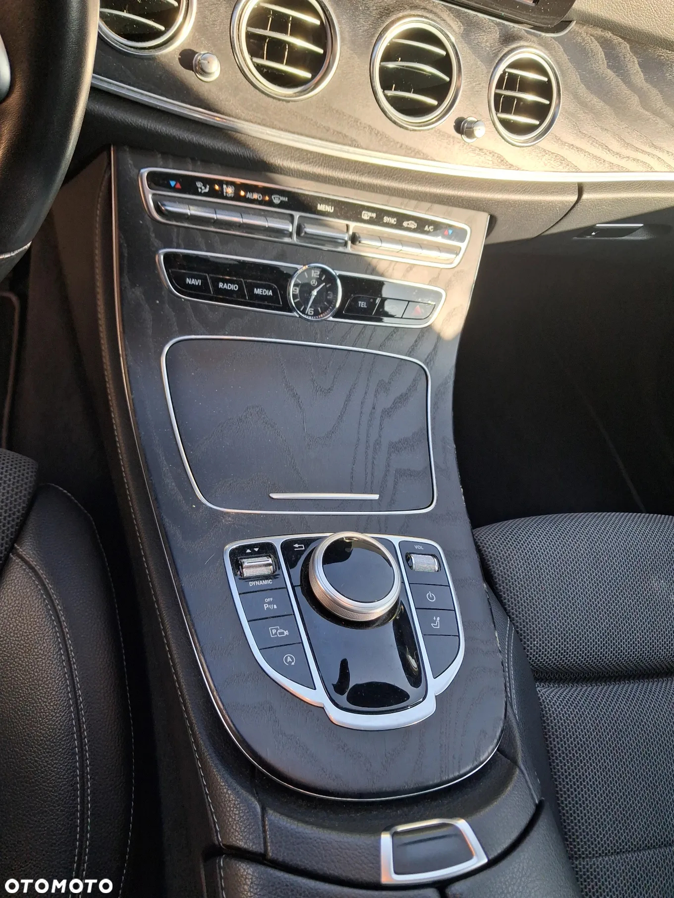 Mercedes-Benz Klasa E 200 4Matic T 9G-TRONIC AMG Line - 16