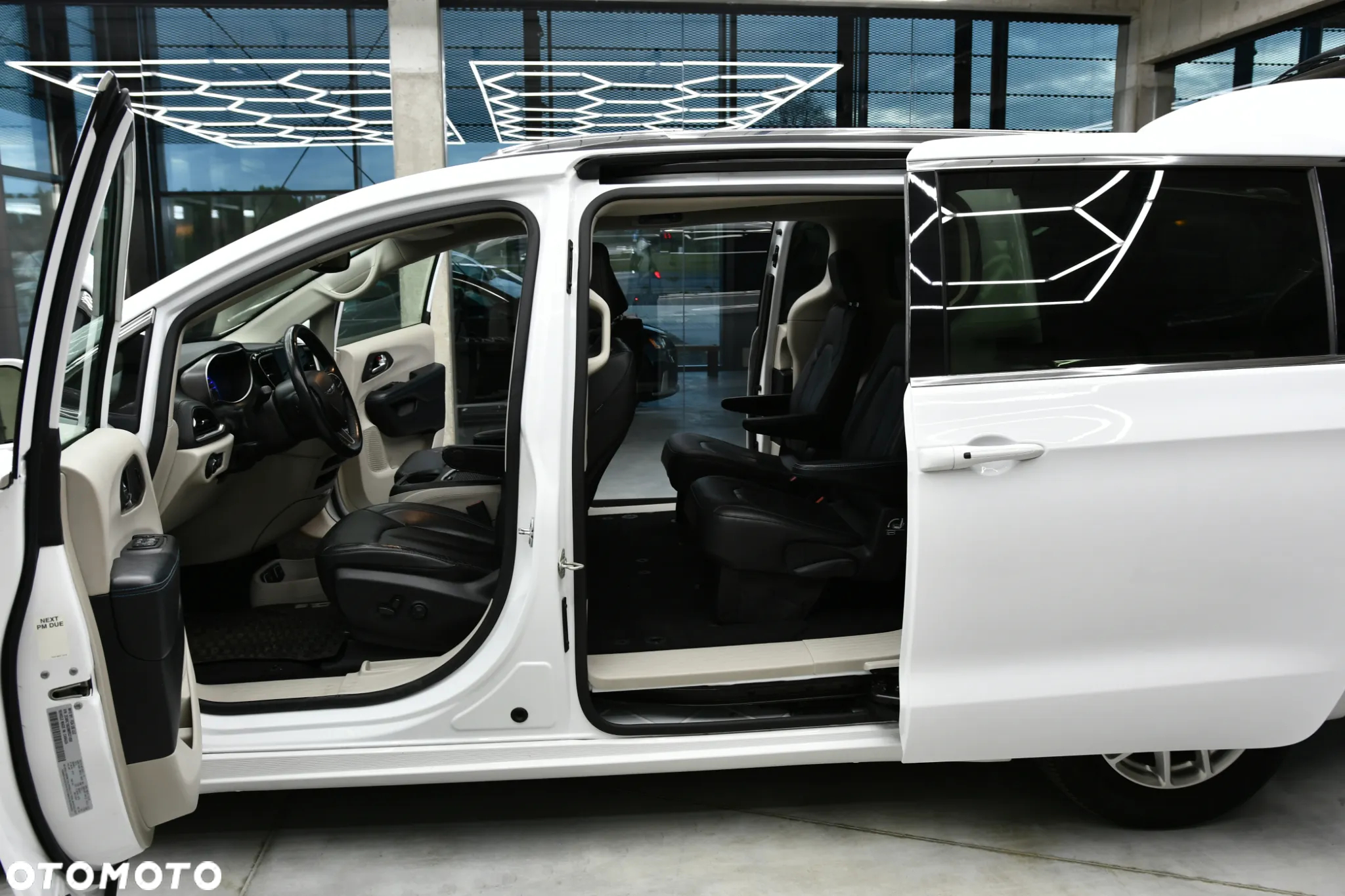 Chrysler Pacifica - 27