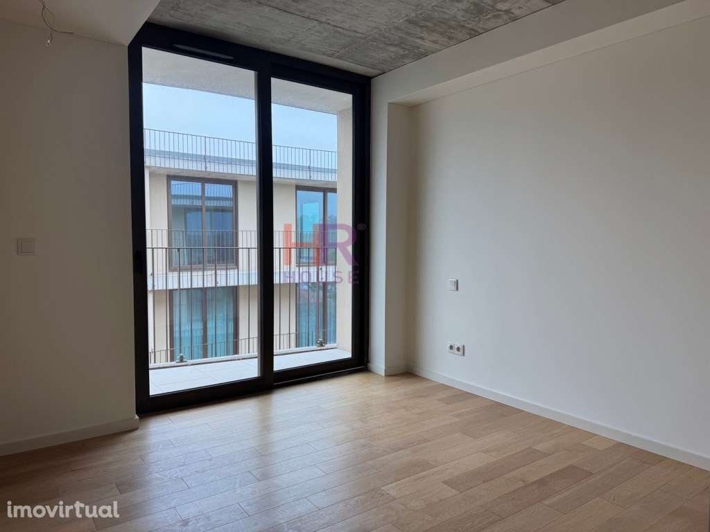 Vende-se T1 com aparcamento privativo coberto. - Grande imagem: 2/23