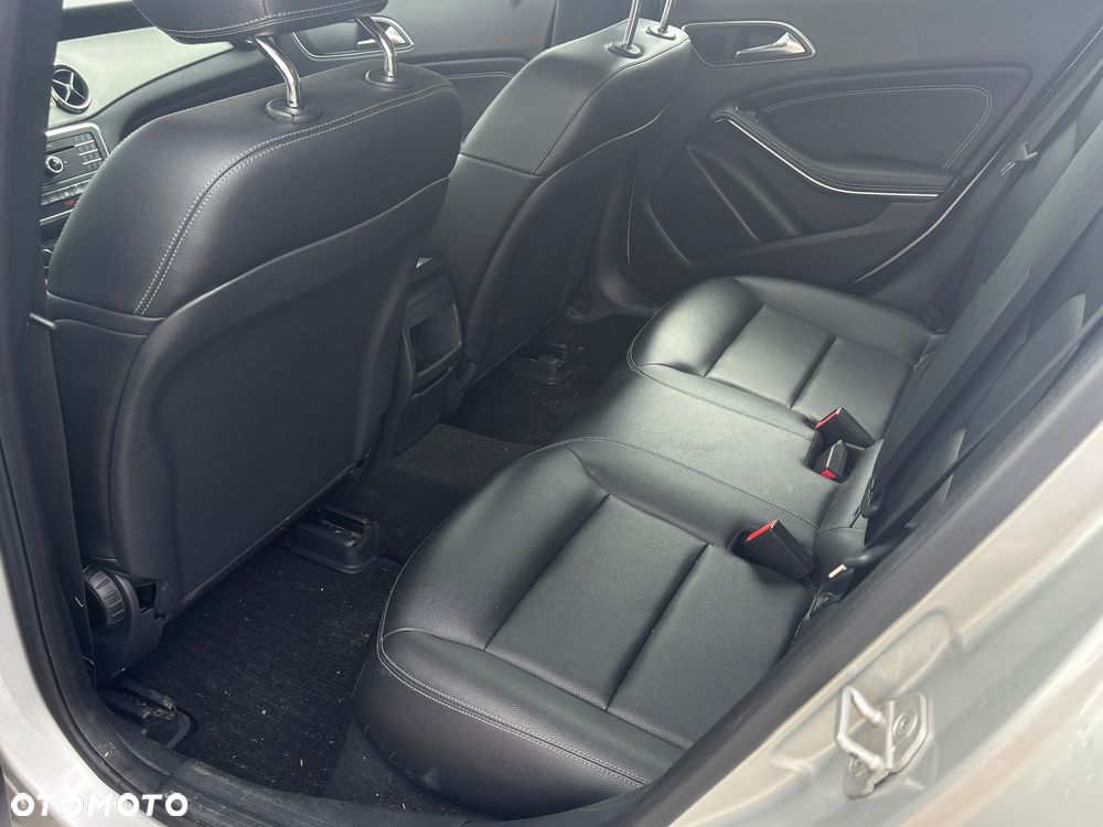 Mercedes-Benz GLA 200 d 4-Matic - 12