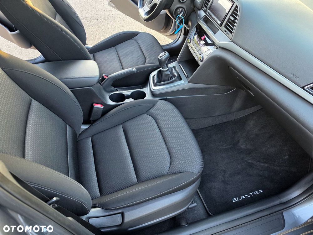 Hyundai Elantra 1.6 Comfort - 19