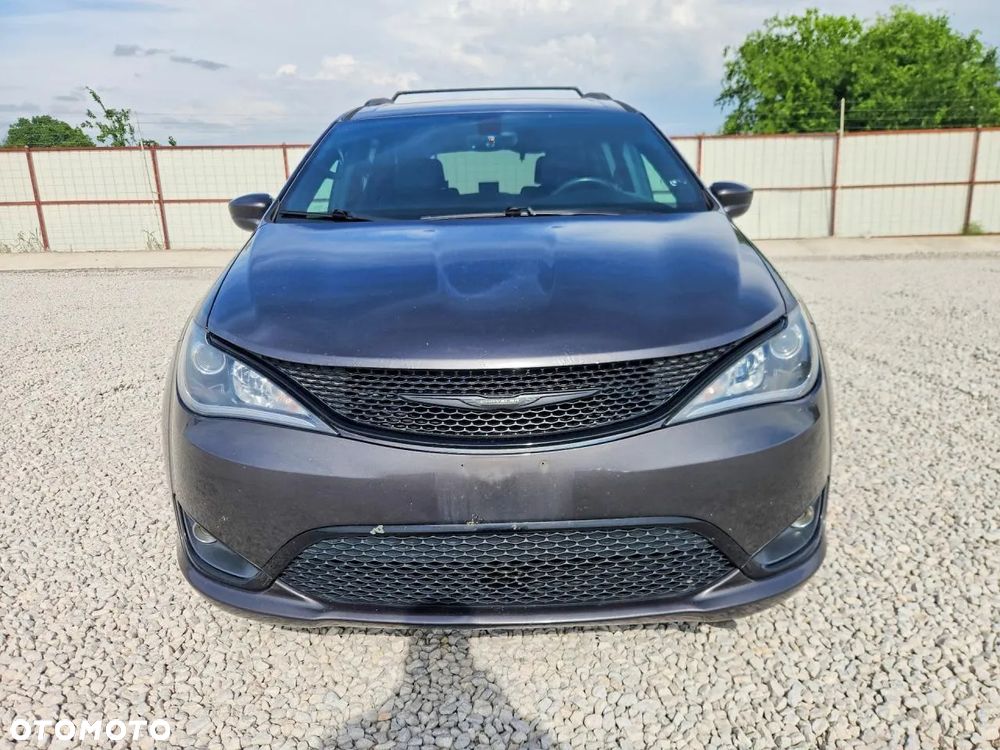 Chrysler Pacifica - 5