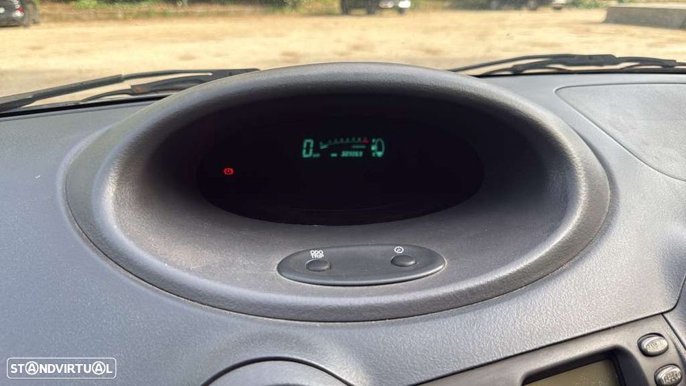 Toyota Yaris 1.0 Base C/Radio - 11