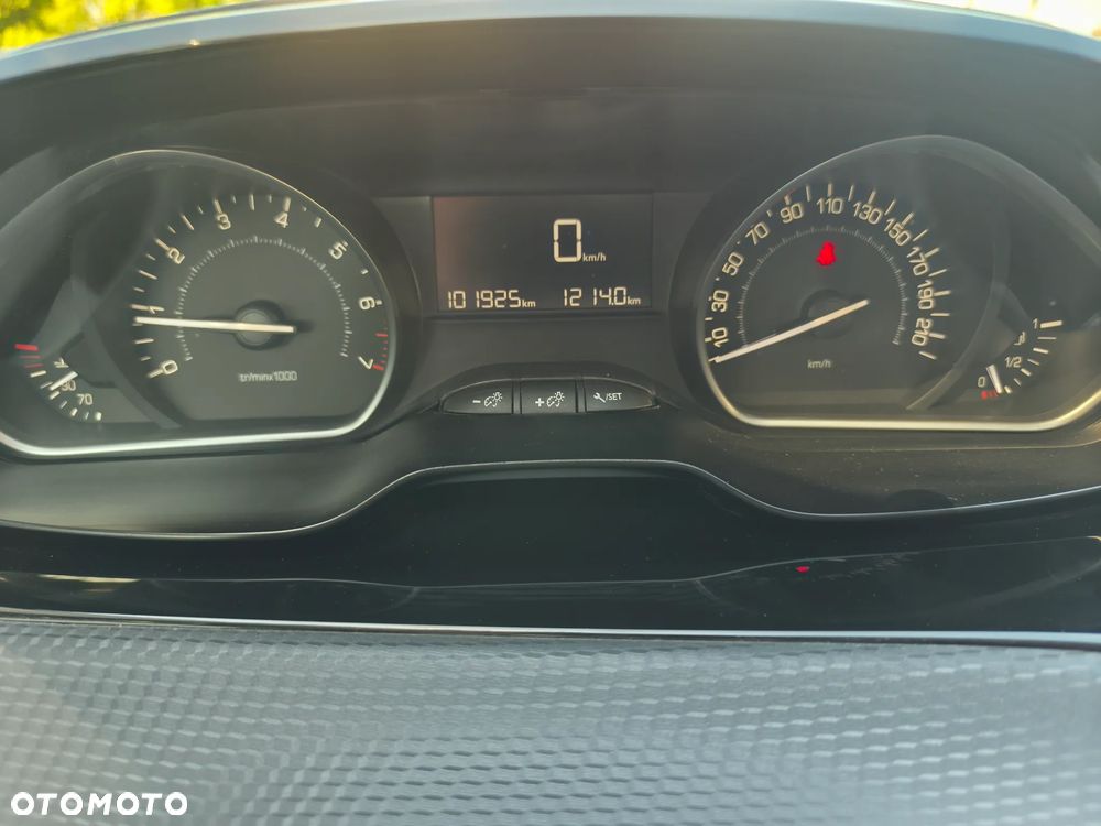 Peugeot 2008 1.2 Pure Tech Style S&S - 25