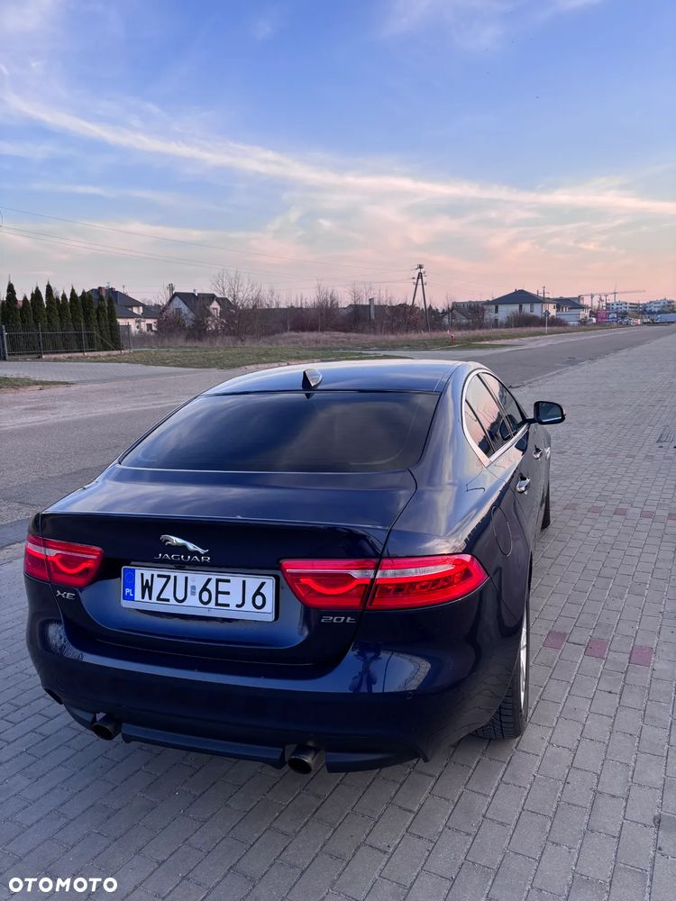 Jaguar XE 2.0 T Prestige - 5