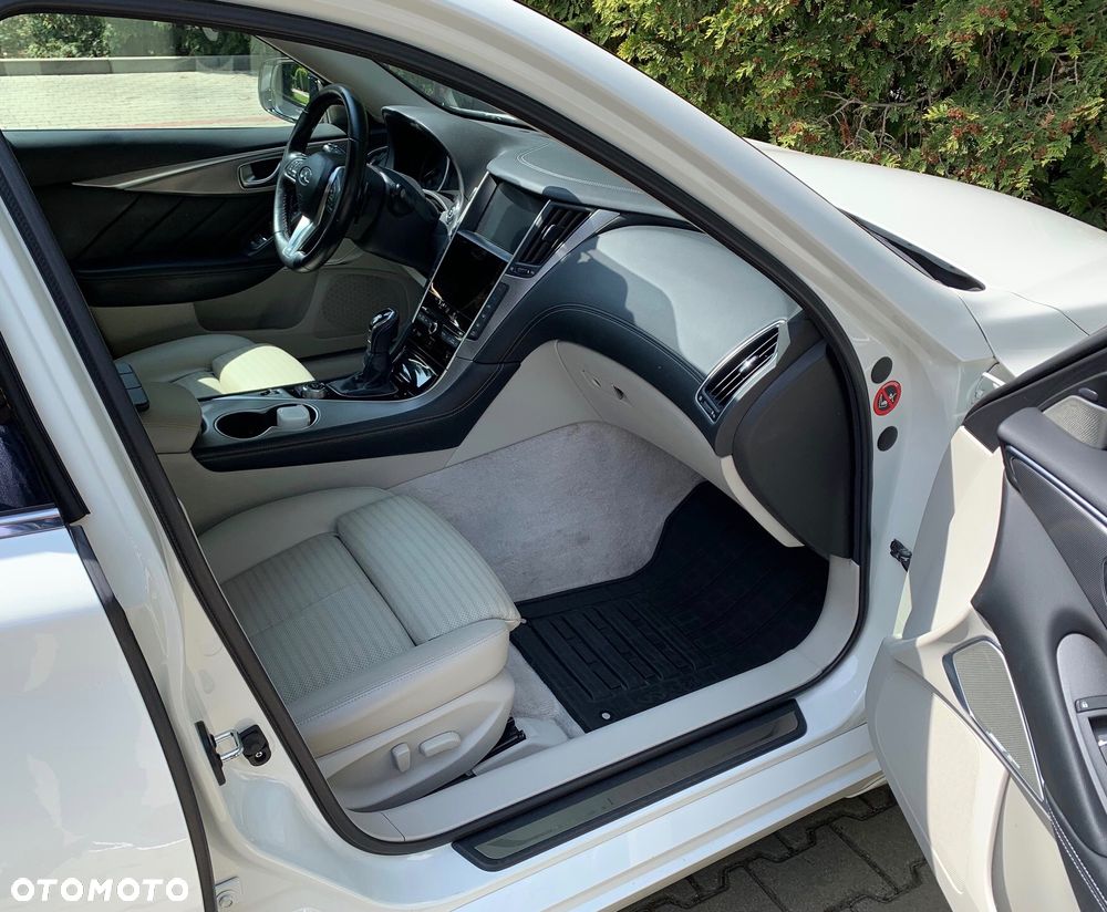 Infiniti Q50 Hybrid Sport Tech - 16