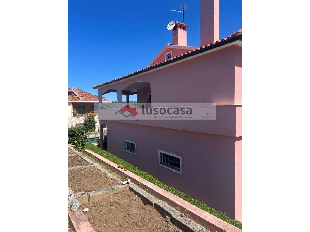 Excelente moradia inserida no terreno de 3500 mt2 em Chão de Lopes ... - Grande imagem: 3/54