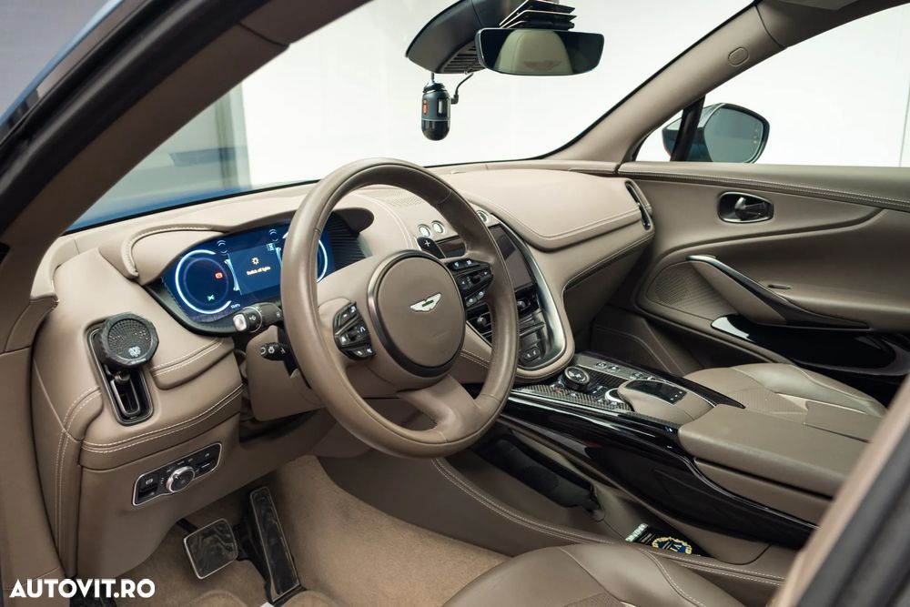 Aston Martin DBX - 8