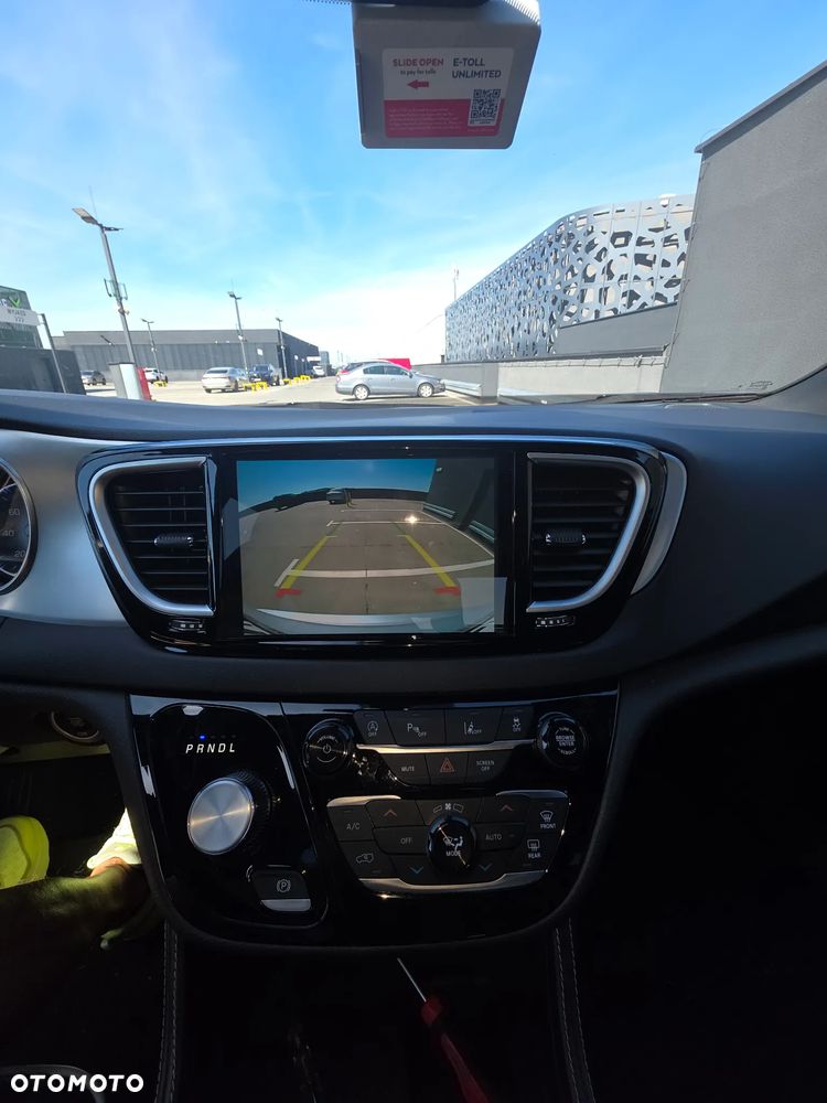 Chrysler Pacifica - 11